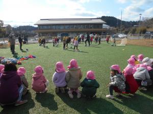 3歳児が5歳児の応援をしています