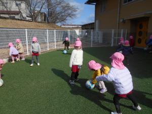 3歳児がサッカーボールで遊んでいます