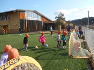 4歳児がゴールにシュートしています