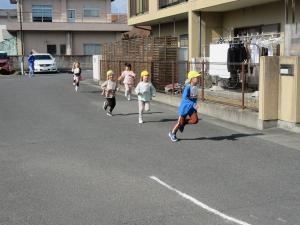 マラソン走っている5歳児