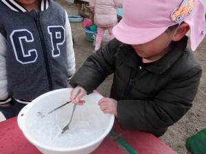 3歳児氷遊びの様子