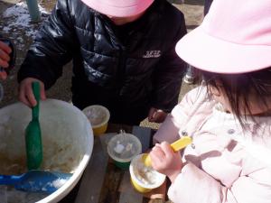 3歳児かき氷づくり