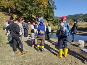 青少年野外活動センターのビオトープでたくさんのいきものとふれあいました。