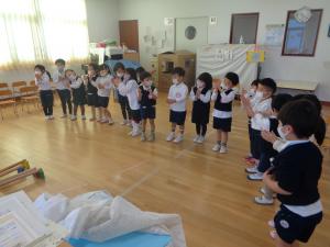 3歳児にじ組　歌を歌っています