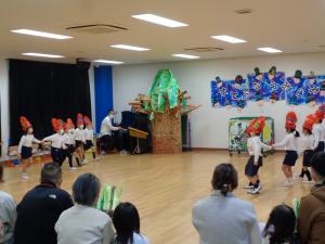 4歳児うみ組　はないちもんめをしています