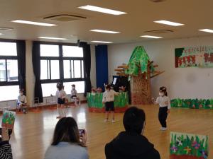 4歳児そら組　けん玉をしています