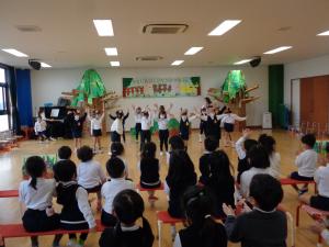 4歳児そら組　ダンスを踊っています