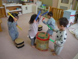 0歳児太鼓遊び
