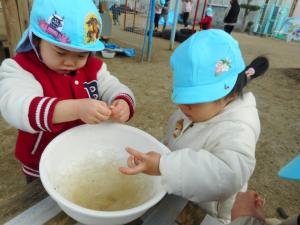 2歳児氷に触っている様子