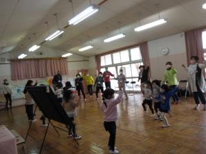みんなで体操をしている