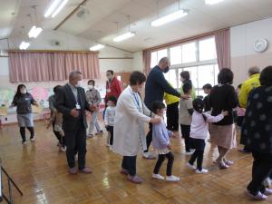 つながり遊びをしている