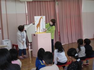 大型絵本をしている