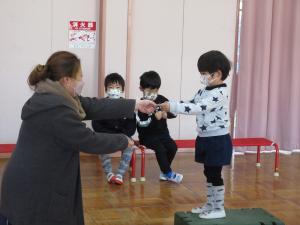 お母さんにメッセージをよんでもらっている