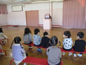 紙芝居を見ている