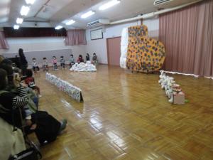 準備をしている4歳児