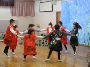 輪になって踊っている
