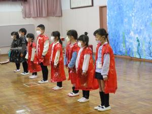歌を歌っている5歳児