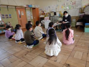 素話を聞いている