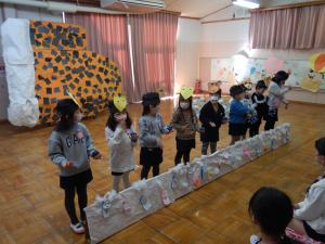 楽器をしている4歳児