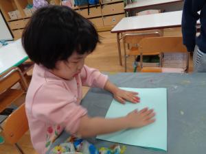 2歳　絵の具