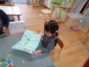 2歳　絵の具