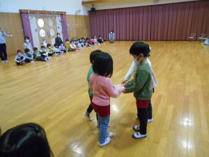 5歳児からプレゼントをもらっている様子