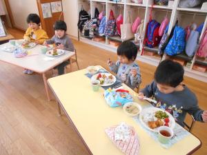 3歳児が給食を食べているところ