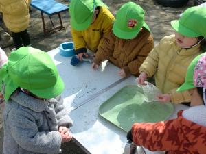 1歳児　氷遊び