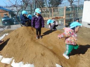 2歳児　園庭遊び