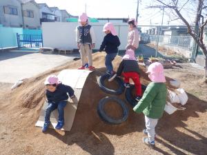 3歳児　園庭遊び（築山）