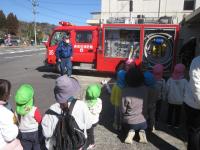 消防車の見学をしています