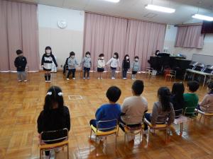 りす組さんが歌っている