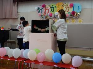 親子でゲームをしている