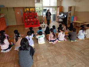 お話を聞いている