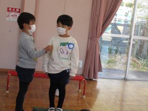 インタビューを受けている5歳児の男の子
