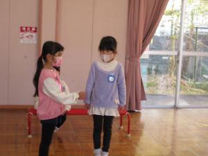 インタビューを受けている5歳児の女の子