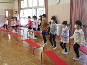 体操をしている5歳児