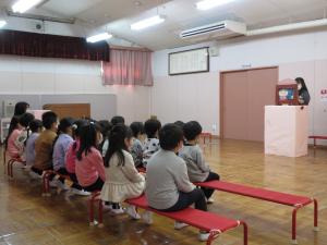 みんなで紙芝居を見ている