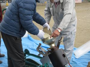 ポン菓子の機会にコメを入れているところ
