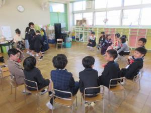 入場までの時間、ドキドキしている子ども達。
