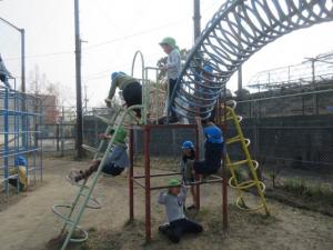 小学校の遊具たのしいね