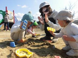 砂場で遊んでいます