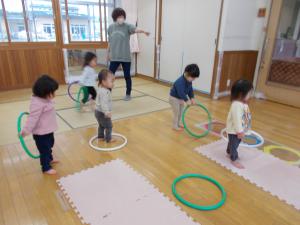 1歳児がフープで遊んでいます