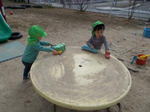 1歳児が車で遊んでいます