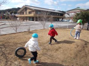 2歳児　友達と一緒に走っています