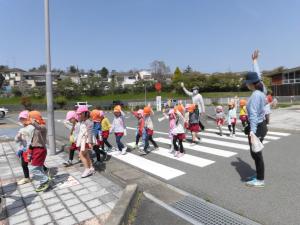 散歩に出掛けている子どもたち