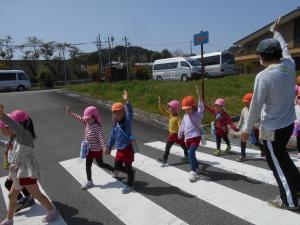 横断歩道を渡る子どもたち