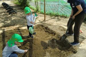 2歳児が砂場で山づくり