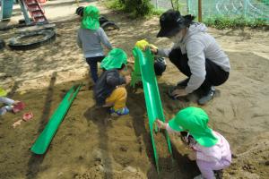 2歳児が砂場で遊ぶ様子