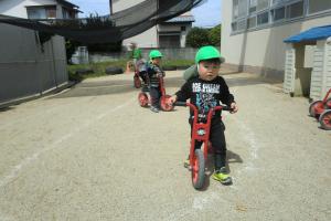 2歳児がワイバイクで走っている様子